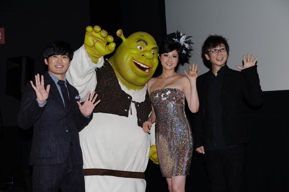 劇団ひとり シュレック の声優に挑戦 舞台挨拶登場 お笑いナタリー