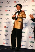 「金のジャケット」を贈呈されご満悦のねづっち。