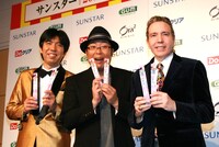 サンスター「2010 祝いハブラシ」のキャンペーンキャラクターに選ばれたWコロンねづっち（左）、木曽さんちゅう（中央）と、会見にゲスト出演したデーブ・スペクター（右）。