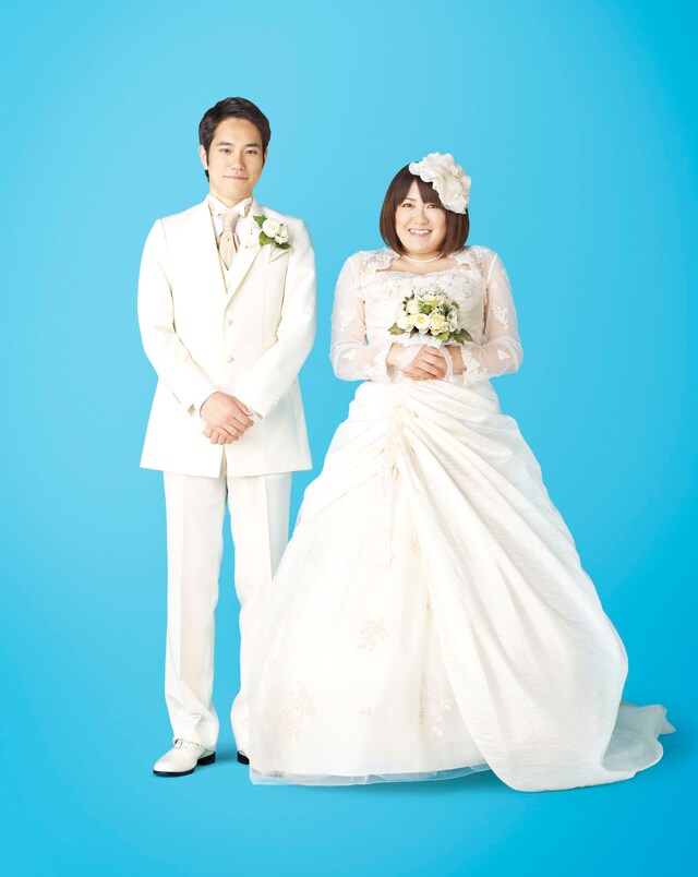 スカパー！新CM「宣言・披露宴」篇で新婚夫婦役を演じる森三中・黒沢かずこ（右）と松山ケンイチ。