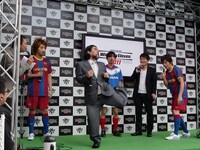 マラドーナの名場面を披露するディエゴ。