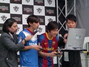 岡部のマイクフォローに徹するマラドーナ。