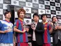 「ウイニングイレブン 2011」発売記念イベントに出演した雨上がり決死隊宮迫、ニブンノゴ！森本、ニブンノゴ！大川、ブレーメン岡部、ストロベビー・ディエゴ。