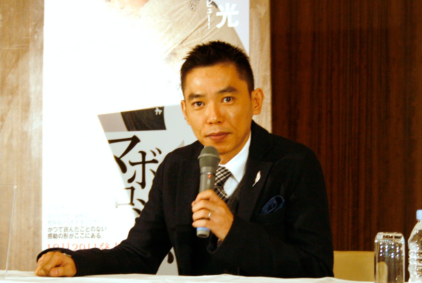 「この本が売れたら、今後執筆活動一本でやっていく予定はありますか？」という記者からの問いに「あります！」といたずらっぽく答えた太田。