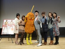 「さらば愛しの大統領」のイベント「大阪合衆国憲法選定試写会」に出席した世界のナベアツ（中央）と関西民放テレビ局の女子アナウンサー。