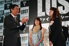 メダルを贈呈されるエド・はるみ。