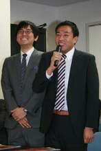 会見の様子。写真はナイツ。