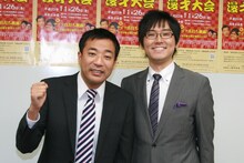 「第41回漫才大会」で真打ち披露を行うナイツ。