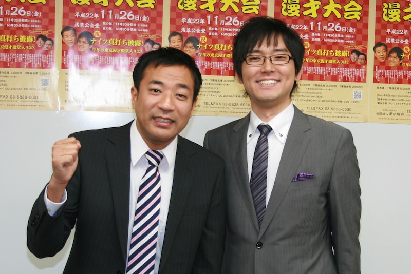 「第41回漫才大会」で真打ち披露を行うナイツ。