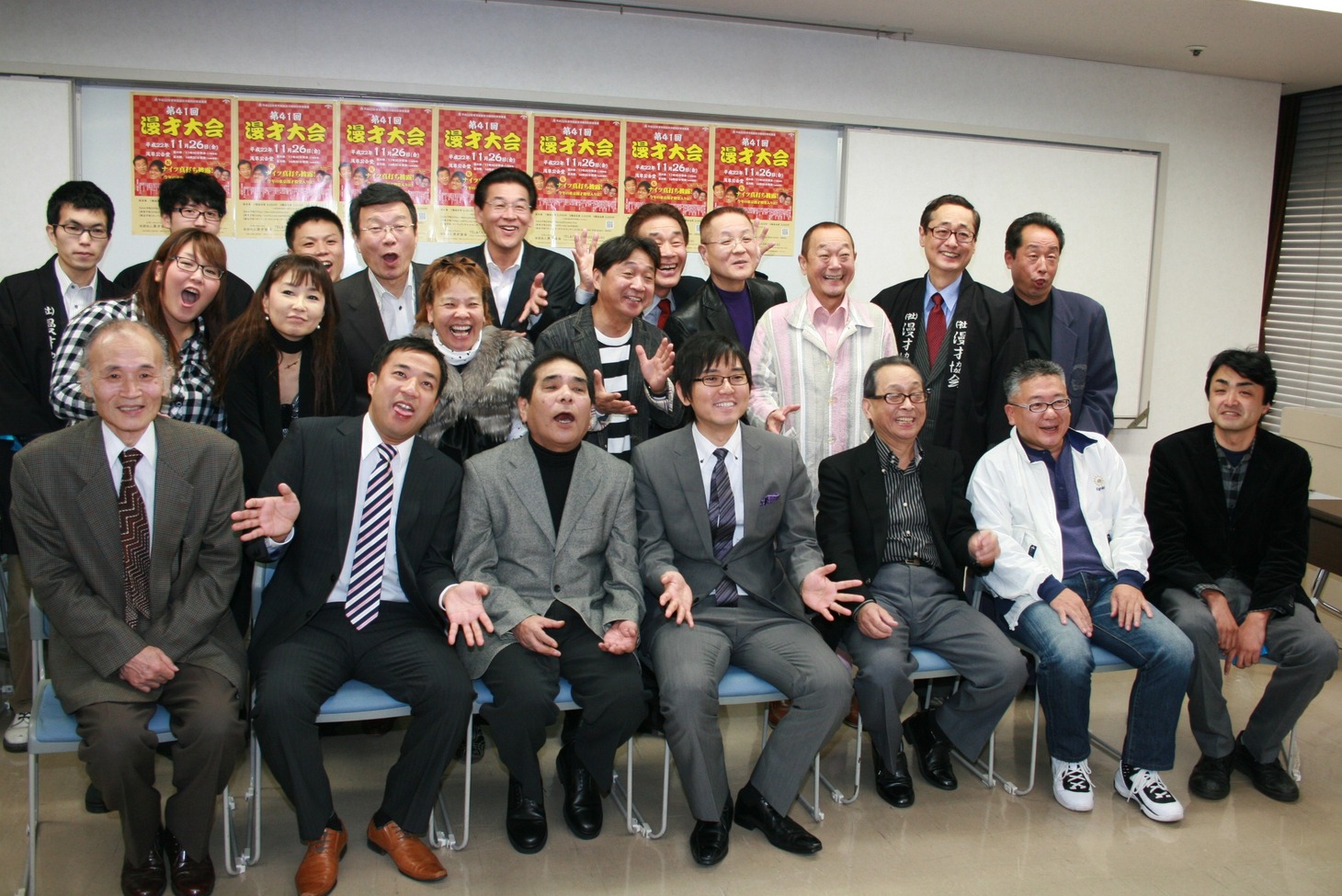 青空球児・好児のギャグ「ゲロゲーロ」で記念撮影。