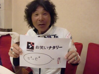 現在中国の中央に位置する蘭州を走行中の間寛平。「今イチオシのギャグを教えてください」と依頼すると、オフィシャルサイトでもおなじみのギャグ「ピッピ」をPRした。