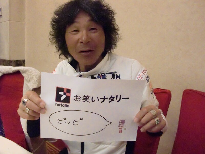 現在中国の中央に位置する蘭州を走行中の間寛平。「今イチオシのギャグを教えてください」と依頼すると、オフィシャルサイトでもおなじみのギャグ「ピッピ」をPRした。