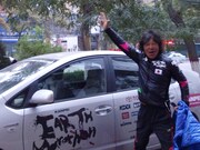 11月1日の朝。気温は約2℃と寒く、雨が降りそうなあいにくの曇天だったが、寛平は元気な声で「やるぞー！」と気合を入れ出発した。