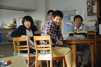 「兄夫婦の家」篇で、子どもたちを見つめる黒沢。