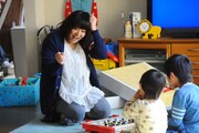 「兄夫婦の家」篇で、子どもたちと楽しそうに遊ぶ黒沢。