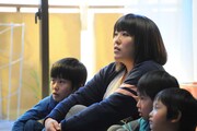 「兄夫婦の家」篇で、子どもたちとスカパー！のアニメを食い入るように見る黒沢。