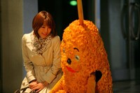 映画「さらば愛しの大統領」の一場面。写真は釈由美子と串かっちゃん。(c)2010「さらば愛しの大統領」製作委員会