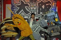 映画「さらば愛しの大統領」。写真は左から、たこ焼きさん、串かっちゃん、世界のナベアツ、通天閣ん、Mr.御堂筋。(c)2010「さらば愛しの大統領」製作委員会