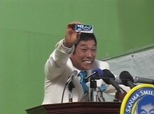 CM撮影中の明石家さんま。