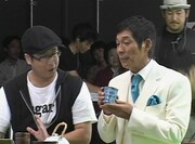 CM撮影中の明石家さんま（右）。