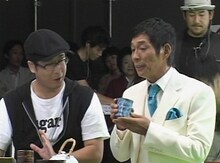 CM撮影中の明石家さんま（右）。