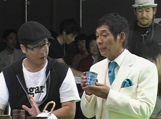 CM撮影中の明石家さんま（右）。