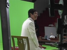 CM撮影中の明石家さんま。