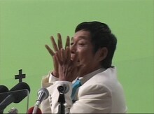 CM撮影中の明石家さんま。