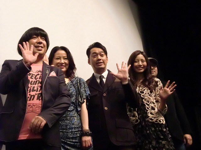バナナマン設楽主演の映画「裁判長！ここは懲役4年でどうすか」舞台挨拶の模様。会見では設楽以上に日村が盛り上げようと奮闘。その裏には「設楽に置いていかれる」という不安があることを明かした。