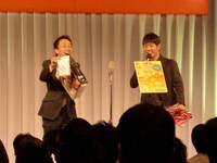 MCを務めたショウショウ。グッズ紹介の際には、ジャパネットたかた社長やデーブ・スペクターのモノマネで会場を沸かせた。