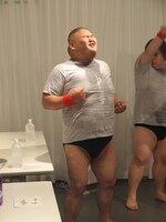 「汗かき対決」の一場面。