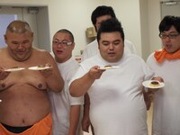 休憩タイムに大好きなプリンで栄養補給。