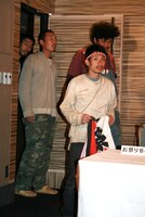 会見が行われることを事前に知らされておらず、記者の前に現れてからしばらくの間、呆然としていた4人。