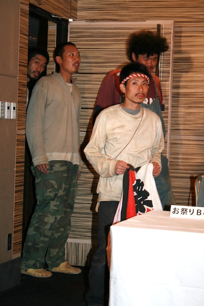 会見が行われることを事前に知らされておらず、記者の前に現れてからしばらくの間、呆然としていた4人。