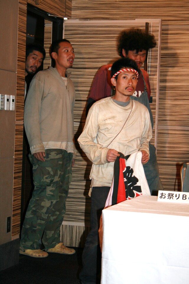 会見が行われることを事前に知らされておらず、記者の前に現れてからしばらくの間、呆然としていた4人。