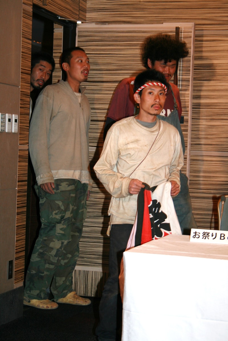 会見が行われることを事前に知らされておらず、記者の前に現れてからしばらくの間、呆然としていた4人。