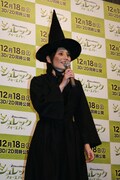 映画に出てくる魔女のコスプレで登場したハリセンボンはるか。