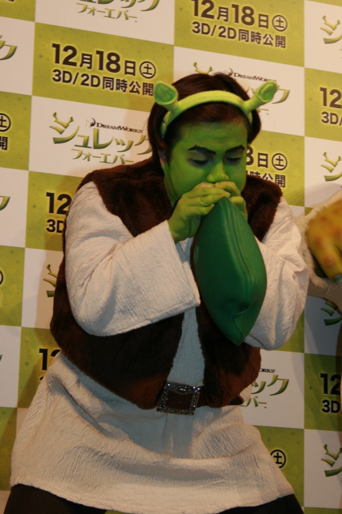 「ゴム製湯たんぽ膨らまし」に挑戦する春菜。