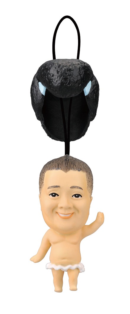 写真はブラックマヨネーズ小杉伝統芸能ヅラ踊りストラップ。定価は200円。歌に合わせてヅラを上下に動かして遊んでみよう。