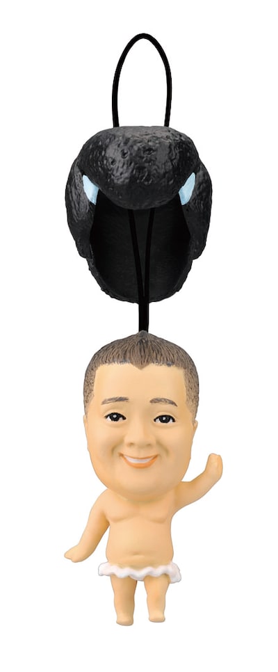 写真はブラックマヨネーズ小杉伝統芸能ヅラ踊りストラップ。定価は200円。歌に合わせてヅラを上下に動かして遊んでみよう。