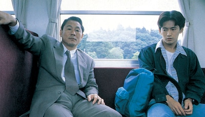 DVD「教祖誕生」の一場面。(C)PONY CANYON