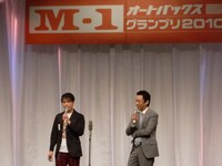 M-1の司会も10年目となったはりけ～んず。前田はおなじみとなった勝負服のアニメTシャツで登場。とうとう犬の大会「芸-わん！グランプリ」の司会にも抜擢されたそう。明日埼玉・西武ドームにて決勝大会が行われる。