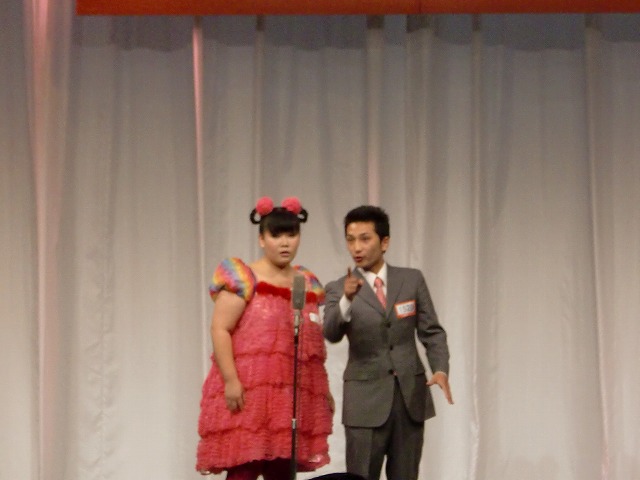 八福亭。大阪弁の元気なしゃべくり漫才を繰り広げた。