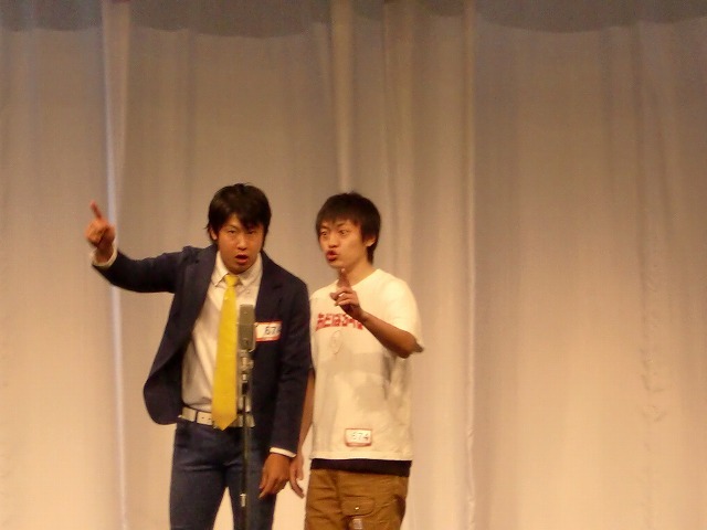 あどばるーん。青森県八戸出身の訛りを活かした漫才で会場を沸かせた。