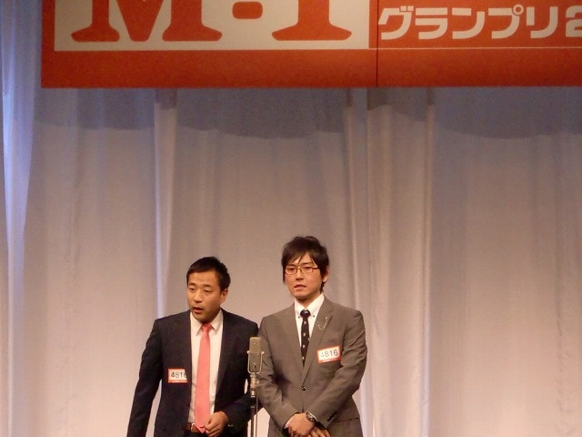 写真はナイツ。貫禄の時事漫才を披露。準々決勝に駒を進めた。