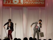 安田大サーカスのネタ後は恒例の掃除。今回の紙ふぶきはすべてハート型で5時間かけて作ったそう。