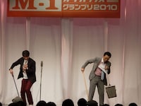 安田大サーカスのネタ後は恒例の掃除。今回の紙ふぶきはすべてハート型で5時間かけて作ったそう。