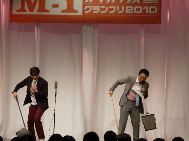 安田大サーカスのネタ後は恒例の掃除。今回の紙ふぶきはすべてハート型で5時間かけて作ったそう。