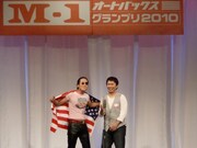 ミスマッチグルメ。ディエゴのコンビ・ストロベビーの後に登場し、この後イラン人と日本人のコンビ・デスペラードが登場するという国際色豊かなネタが続いた。