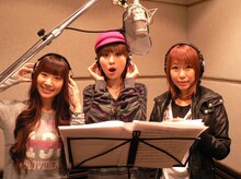 今回ユニットとして初のレコーディングに挑戦した“エリまき早希”。写真左から、小泉エリ、宇都宮まき、桜 稲垣早希。「口ずさみやすいですし、皆さんも歌って欲しい」（エリ）、「皆さんにも覚えてもらって、歌って欲しいですね」（早希）、「皆さんのいつもそばに置いていただけるような曲に仕上がってます」（まき）と収録後に語った。(c)ABC